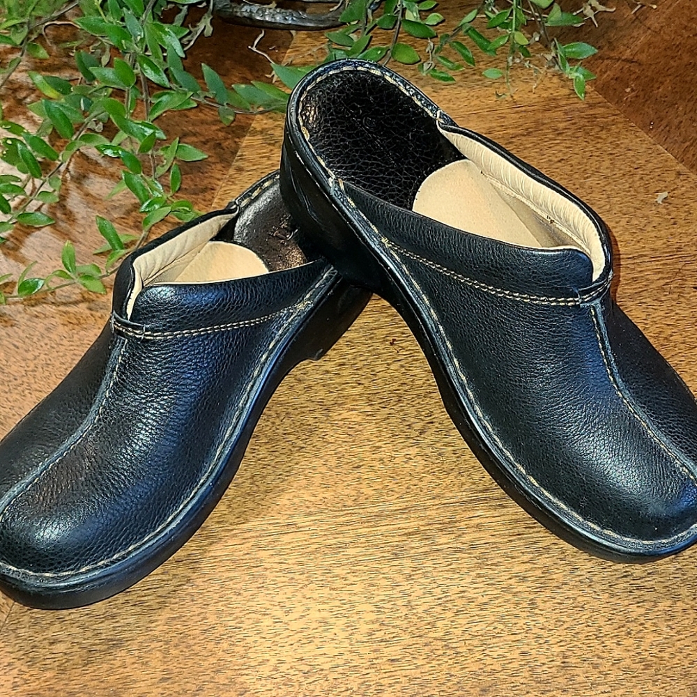 Born size 7 leather clogs